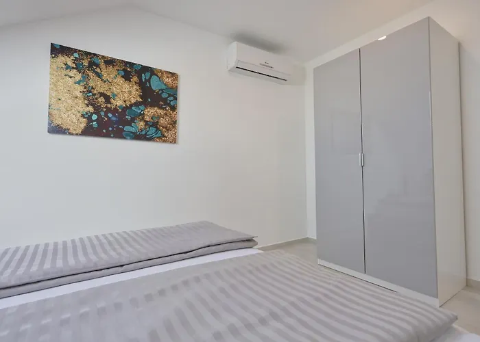 R A M L J A K - Sobe, Zimmer, Gabriel 