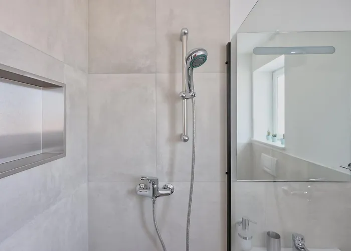 R A M L J A K - Sobe, Zimmer, Gabriel 